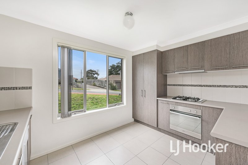 Photo - 3 Mcclenaghan Place, Pakenham VIC 3810 - Image 5