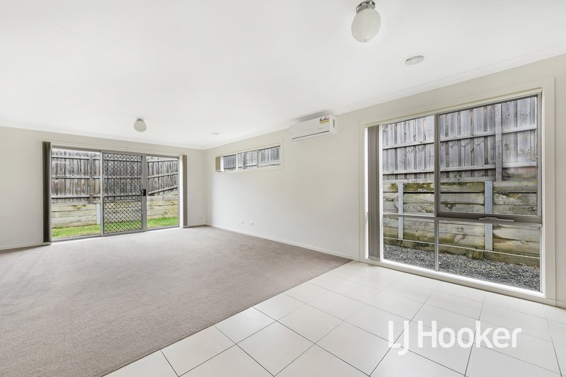 Photo - 3 Mcclenaghan Place, Pakenham VIC 3810 - Image 6