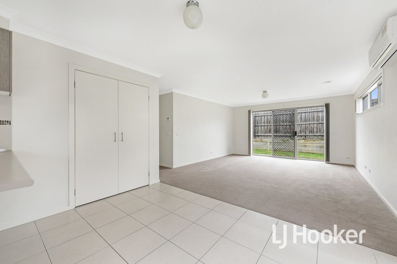 Photo - 3 Mcclenaghan Place, Pakenham VIC 3810 - Image 7