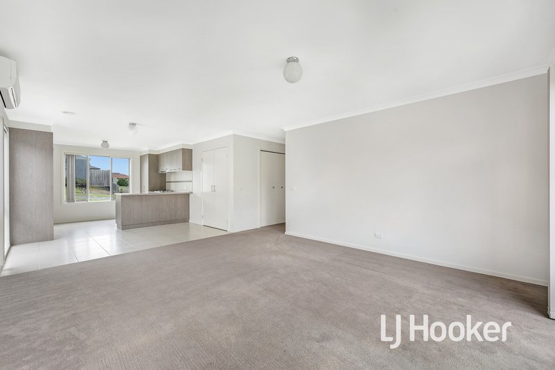 Photo - 3 Mcclenaghan Place, Pakenham VIC 3810 - Image 8