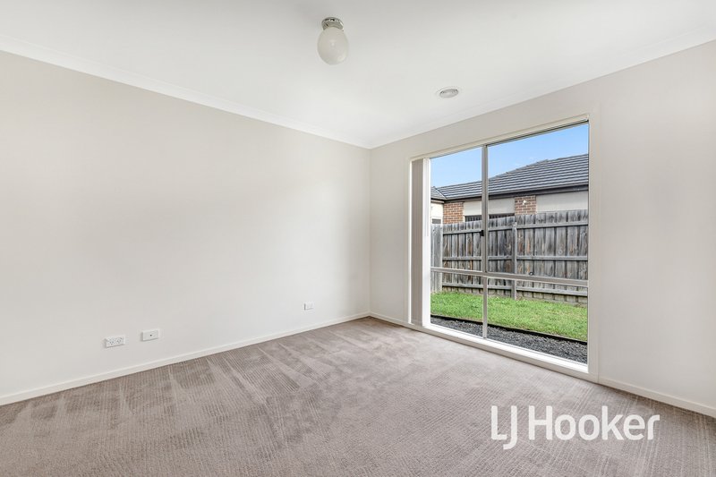 Photo - 3 Mcclenaghan Place, Pakenham VIC 3810 - Image 9