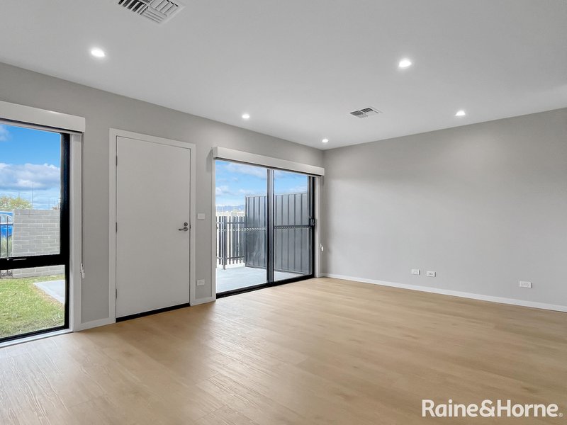 Photo - 3 Mcfarlane Avenue, Googong NSW 2620 - Image 4