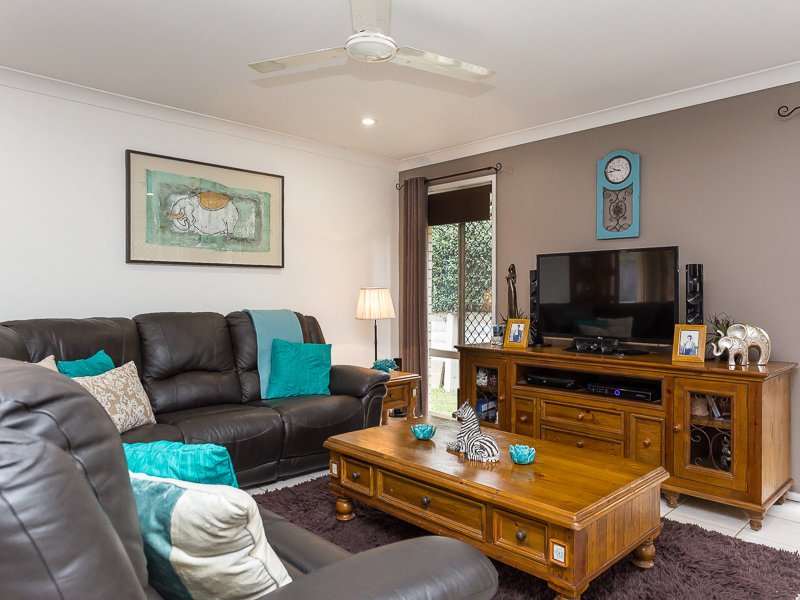 Photo - 3 Melissa Circuit, Kallangur QLD 4503 - Image 4