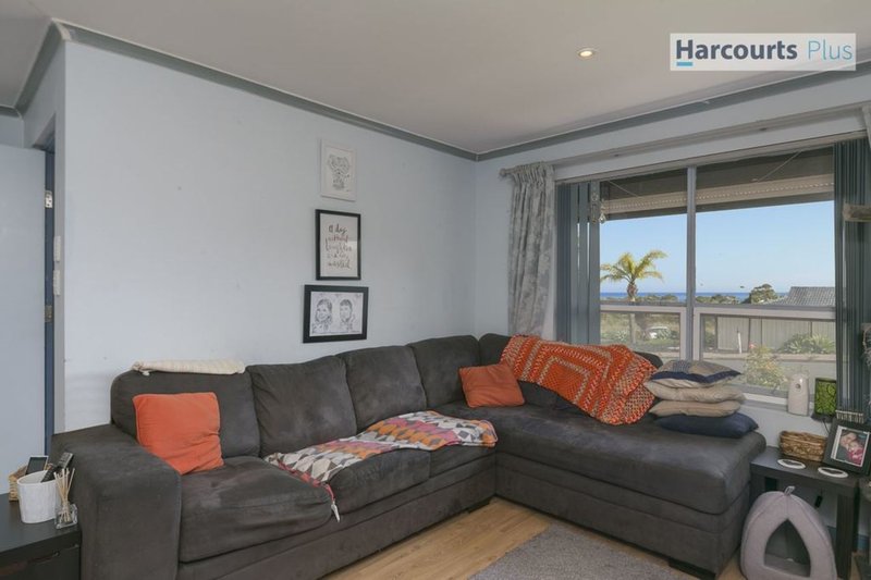 Photo - 3 Minnipa Drive, Hallett Cove SA 5158 - Image 4