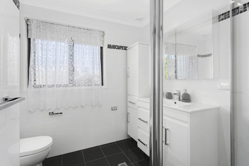 Photo - 3 Oakdale Place, Baulkham Hills NSW 2153 - Image 5