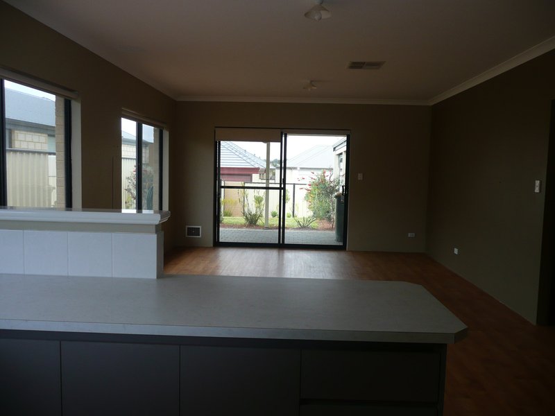Photo - 3 Oakpark Green, Clarkson WA 6030 - Image 5
