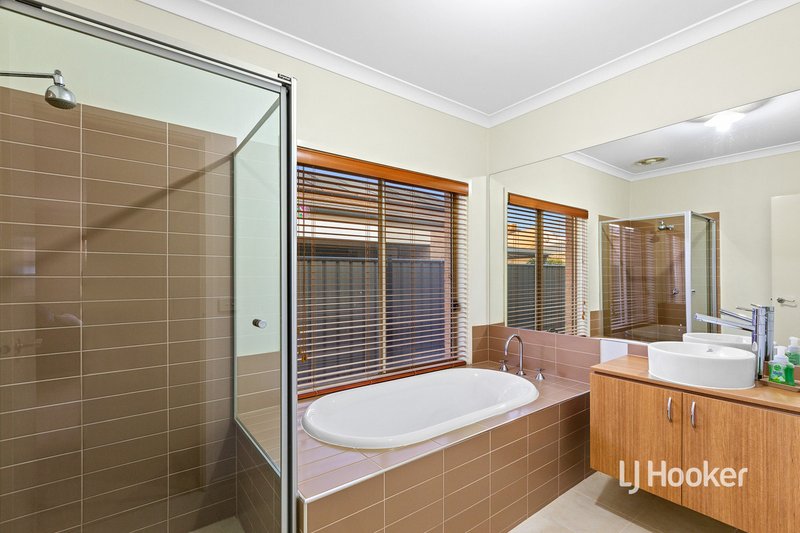 Photo - 3 Opperman Place, Point Cook VIC 3030 - Image 12