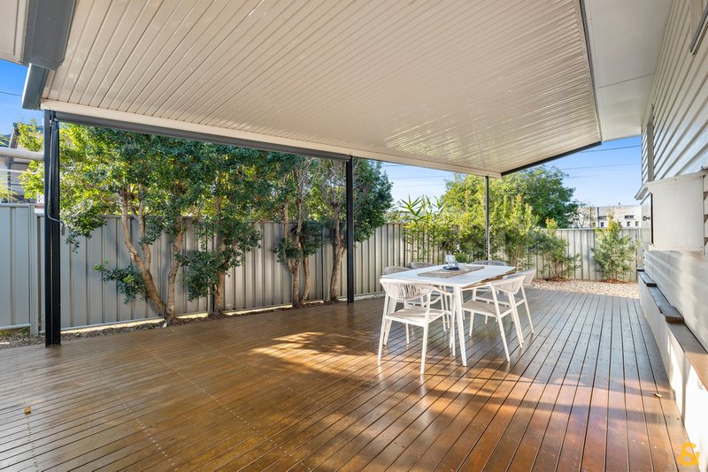 Photo - 3 Pansy Street, Wynnum QLD 4178 - Image 6