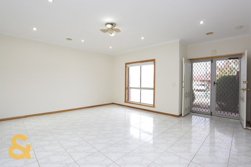 Photo - 3 Parnell Court, Roxburgh Park VIC 3064 - Image 2