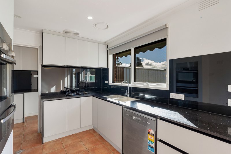 Photo - 3 Parton Place, Craigieburn VIC 3064 - Image 4