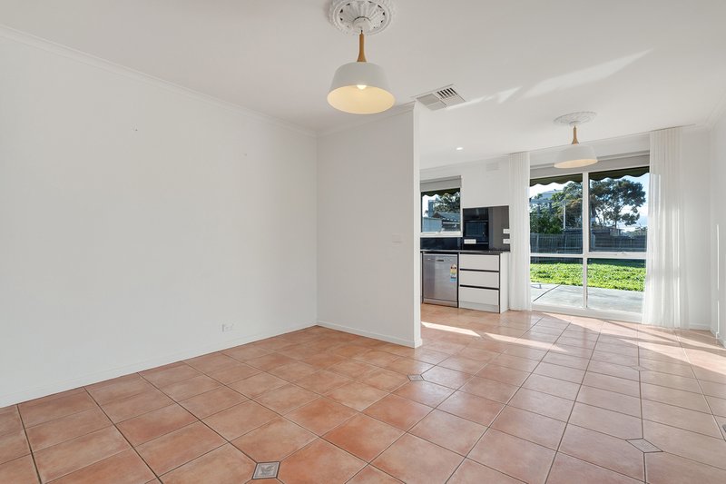 Photo - 3 Parton Place, Craigieburn VIC 3064 - Image 7