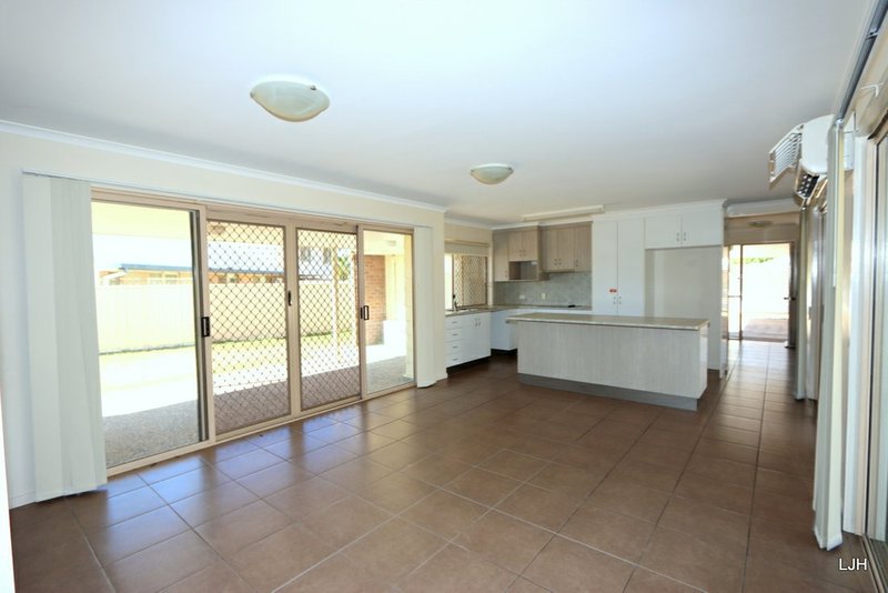 Photo - 3 Peggy Court, Emerald QLD 4720 - Image 11