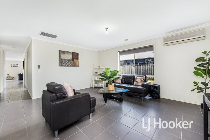 Photo - 3 Peisley Crescent, Cranbourne East VIC 3977 - Image 2