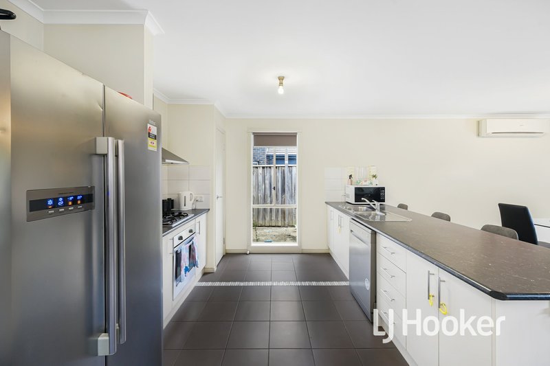 Photo - 3 Peisley Crescent, Cranbourne East VIC 3977 - Image 3