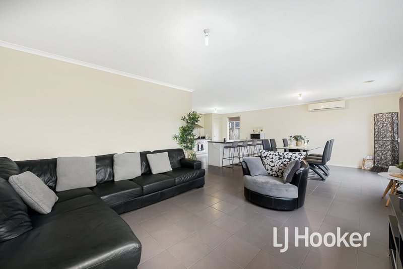 Photo - 3 Peisley Crescent, Cranbourne East VIC 3977 - Image 4