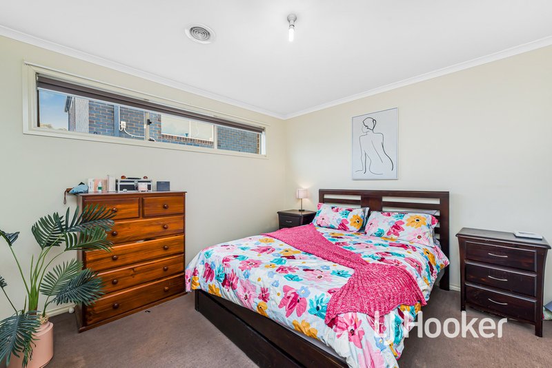 Photo - 3 Peisley Crescent, Cranbourne East VIC 3977 - Image 9