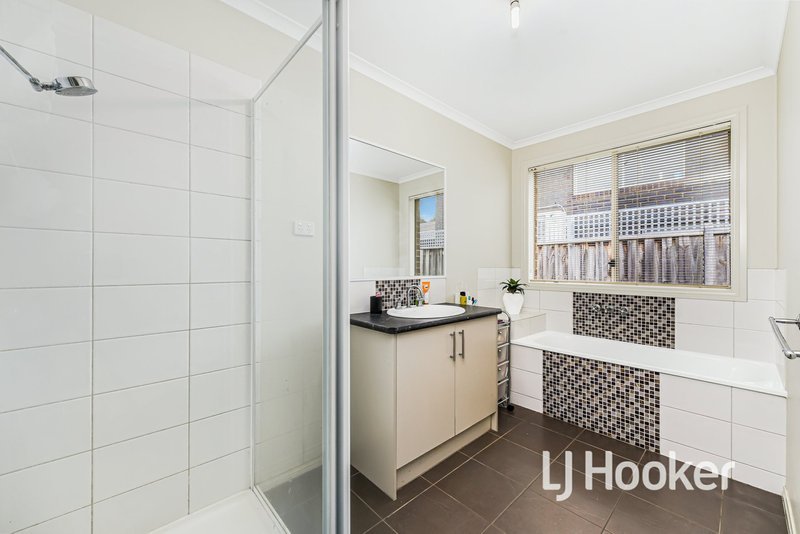 Photo - 3 Peisley Crescent, Cranbourne East VIC 3977 - Image 10