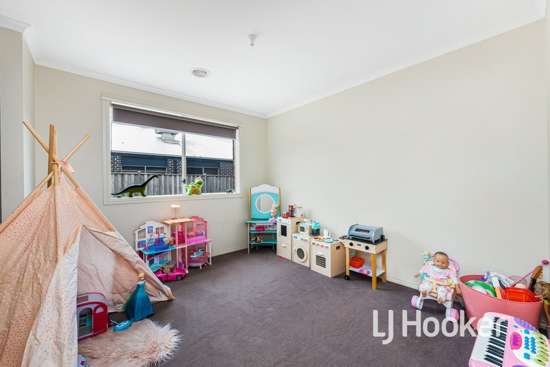 Photo - 3 Peisley Crescent, Cranbourne East VIC 3977 - Image 11