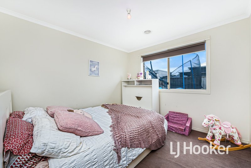 Photo - 3 Peisley Crescent, Cranbourne East VIC 3977 - Image 12