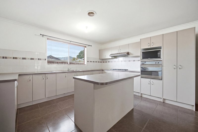 Photo - 3 Pepperbush Circuit, Cranbourne VIC 3977 - Image 4