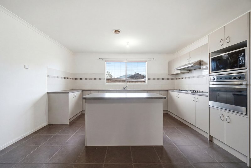 Photo - 3 Pepperbush Circuit, Cranbourne VIC 3977 - Image 5