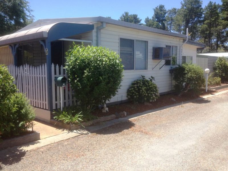 Photo - 3 Pines Avenue, Symonston ACT 2609 - Image 2