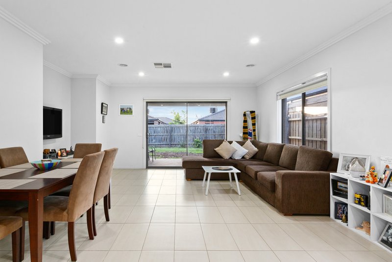 Photo - 3 Pipit Close, Pakenham VIC 3810 - Image 3