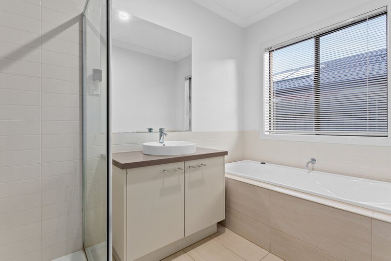 Photo - 3 Pipit Close, Pakenham VIC 3810 - Image 7