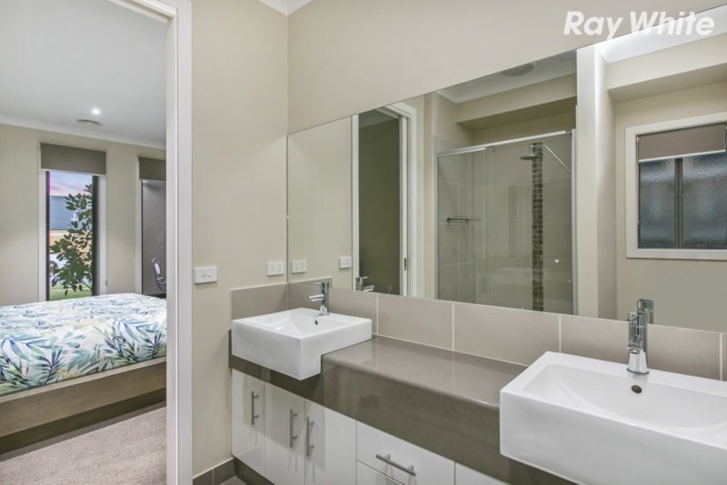 Photo - 3 Ramsay Close, Pakenham VIC 3810 - Image 3