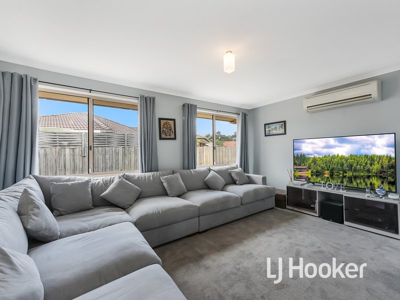 Photo - 3 Ruffles Court, Cranbourne West VIC 3977 - Image 2