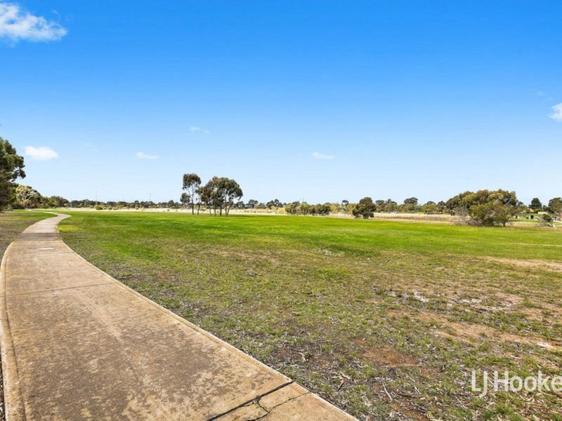 Photo - 3 Rutman Close, Werribee VIC 3030 - Image 13