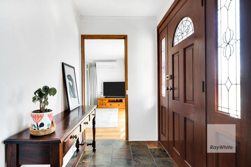Photo - 3 Rylandes Drive, Gladstone Park VIC 3043 - Image 5