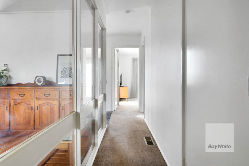 Photo - 3 Rylandes Drive, Gladstone Park VIC 3043 - Image 10