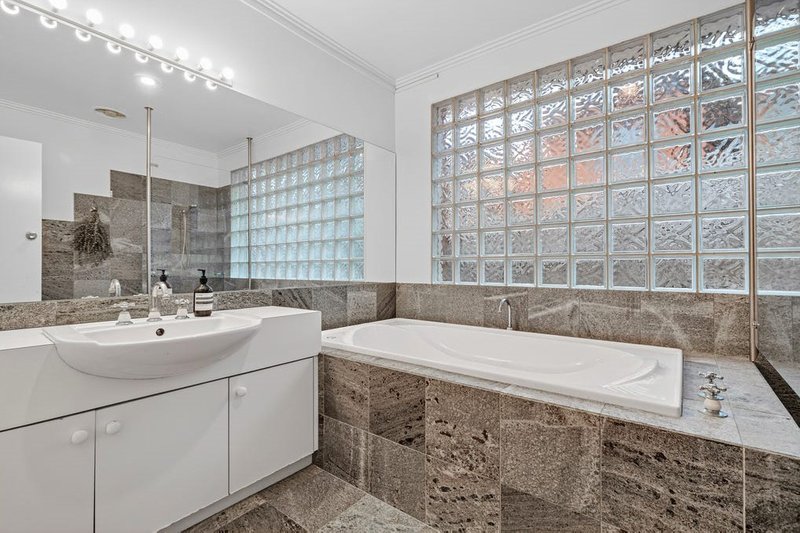 Photo - 3 Seaton Court, Mount Waverley VIC 3149 - Image 8