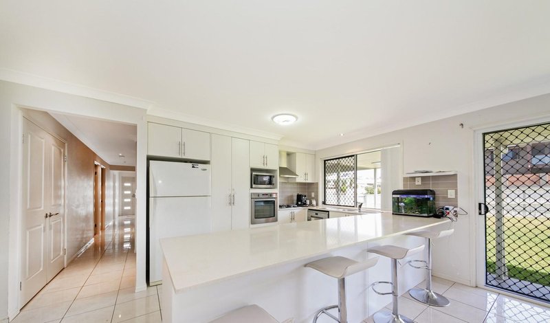 Photo - 3 Seeana Crescent, Bridgeman Downs QLD 4035 - Image 2