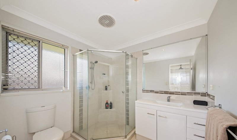 Photo - 3 Seeana Crescent, Bridgeman Downs QLD 4035 - Image 9