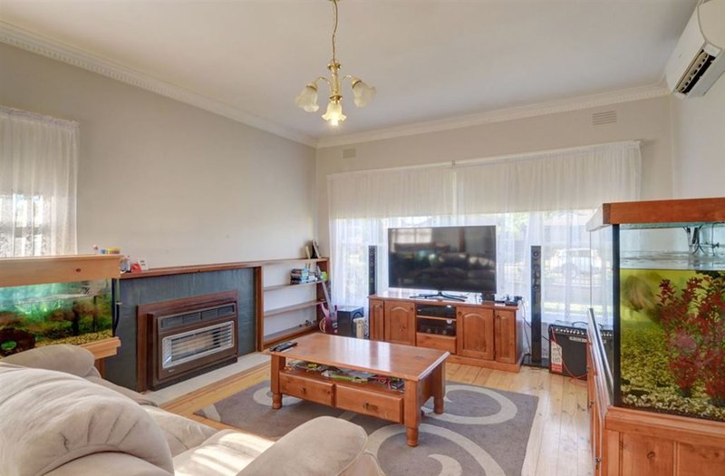 Photo - 3 Sherwood Street, Wendouree VIC 3355 - Image 4