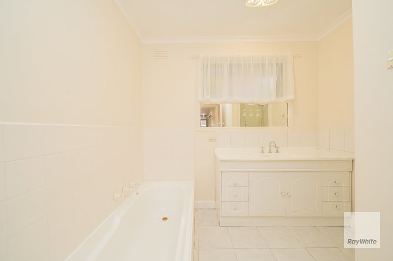 Photo - 3 Sitar Court, Burwood East VIC 3151 - Image 9