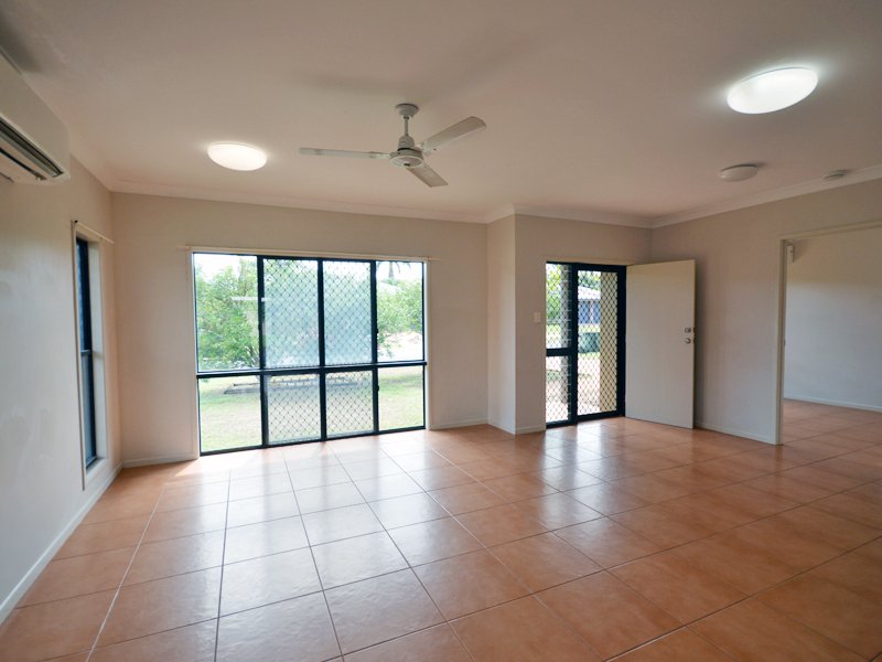 Photo - 3 Sunbird Ct , Rocky Point QLD 4874 - Image 7