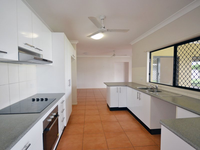 Photo - 3 Sunbird Ct , Rocky Point QLD 4874 - Image 12