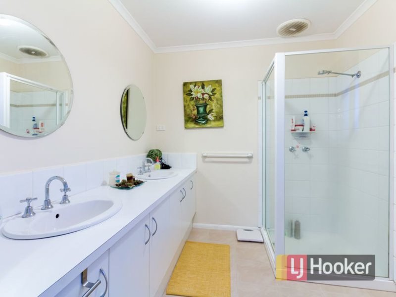 Photo - 3 Tekarra Drive, Hampton Park VIC 3976 - Image 9