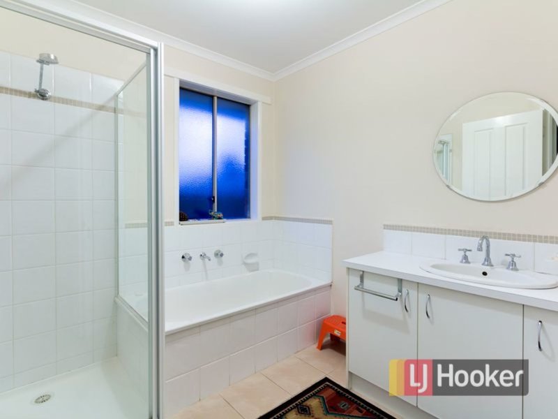 Photo - 3 Tekarra Drive, Hampton Park VIC 3976 - Image 11