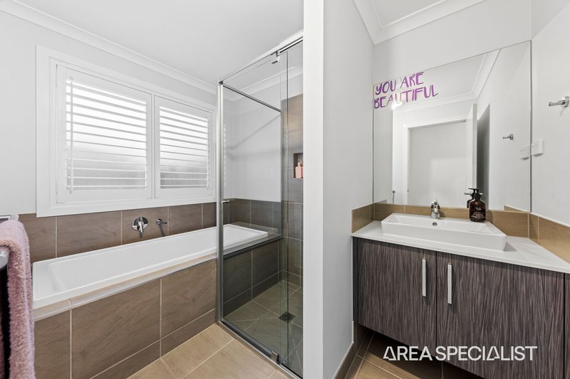 Photo - 3 Teressa Way, Pakenham VIC 3810 - Image 9