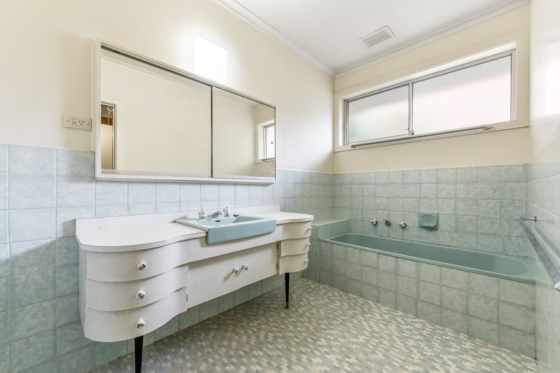 Photo - 3 Toirram Road, Mount Waverley VIC 3149 - Image 8