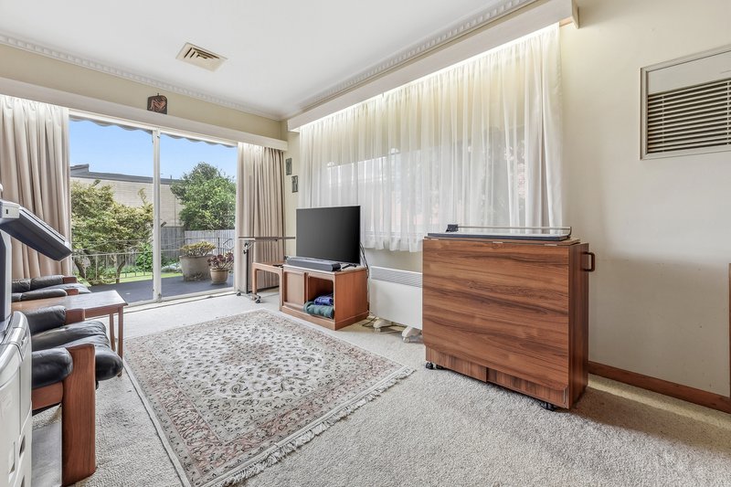 Photo - 3 Toirram Road, Mount Waverley VIC 3149 - Image 9