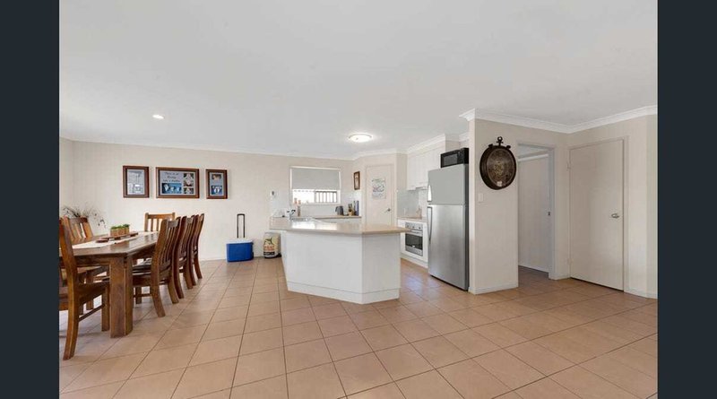 Photo - 3 Toppers Drive, Coral Cove QLD 4670 - Image 2