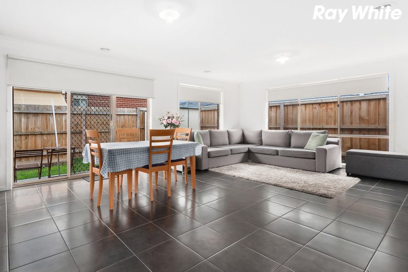 Photo - 3 Trinidad Walk, Pakenham VIC 3810 - Image 3