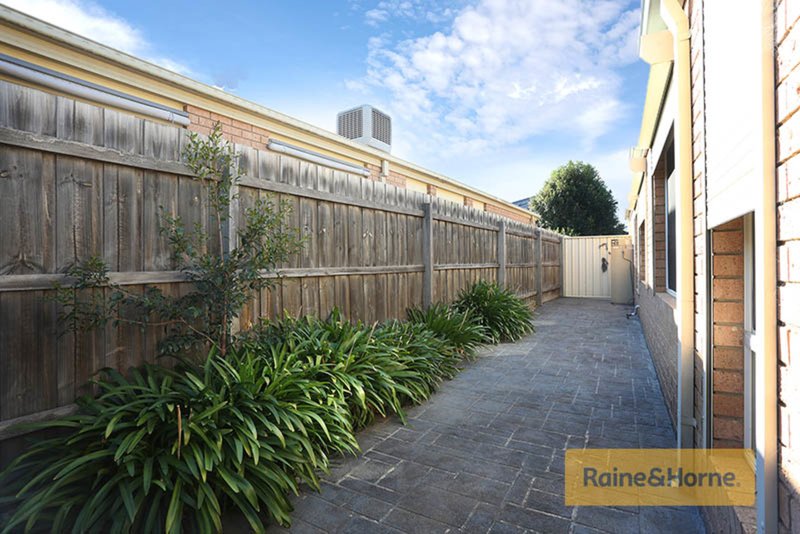 Photo - 3 Turia Grove, Roxburgh Park VIC 3064 - Image 9