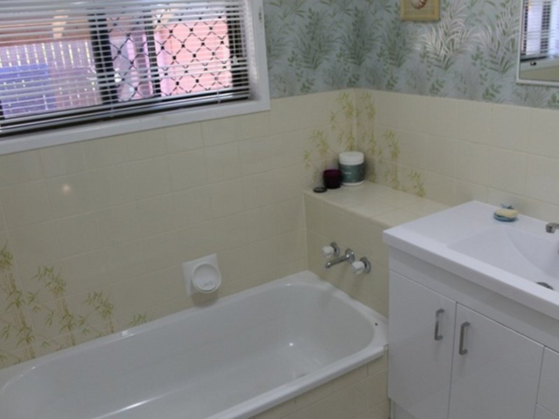 Photo - 3 Tyson Crescent, Tannum Sands QLD 4680 - Image 7