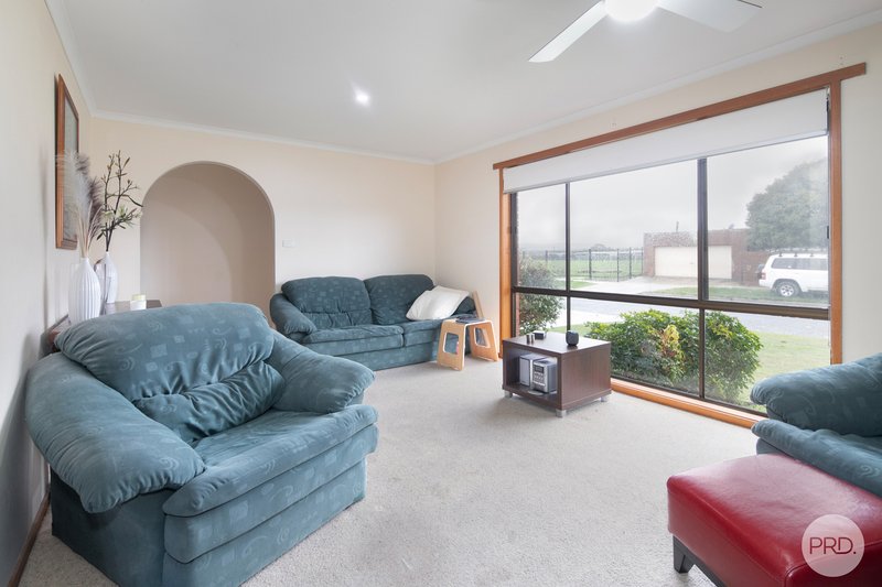 Photo - 3 Ulswater Road, Wendouree VIC 3355 - Image 2